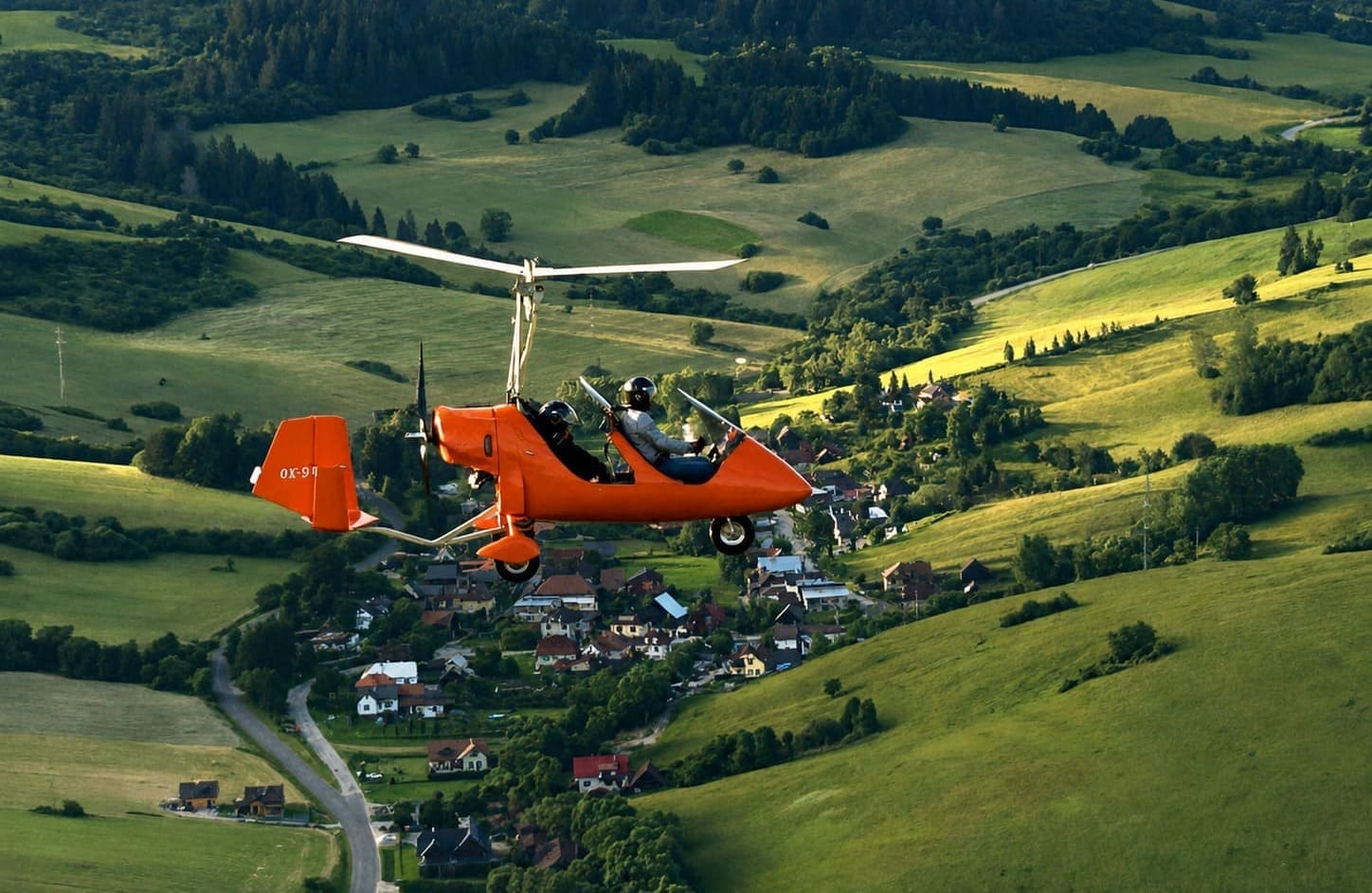 Vírnik za letu s viditeľným rotorom nad sebou, ktorý sa otáča vďaka prúdeniu vzduchu (autorotácia).