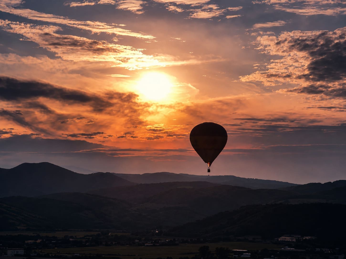Teplovzdušný balón Letecké Zážitky na oblohe počas podvečerného letu.