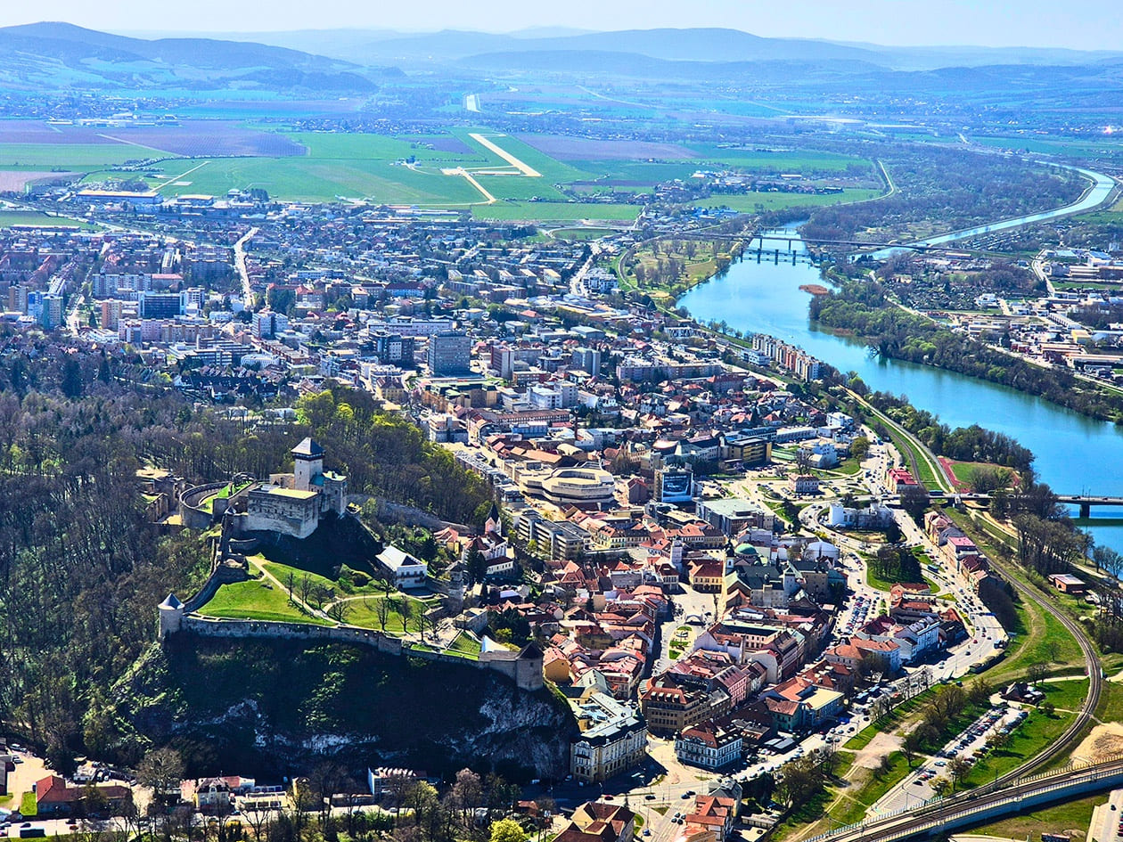 Vyhliadkový let nad Trenčínom – Trenčiansky hrad a historické centrum mesta z vtáčej perspektívy