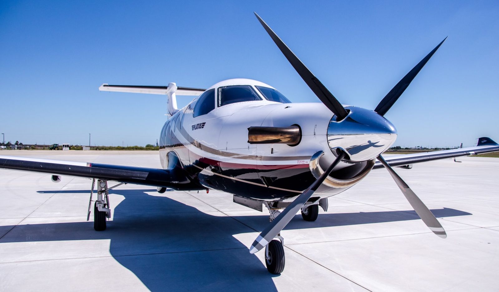 Privátne lietadlo pripravené na komfortný aerotaxi let – rýchla a pohodlná preprava osôb a nákladu.