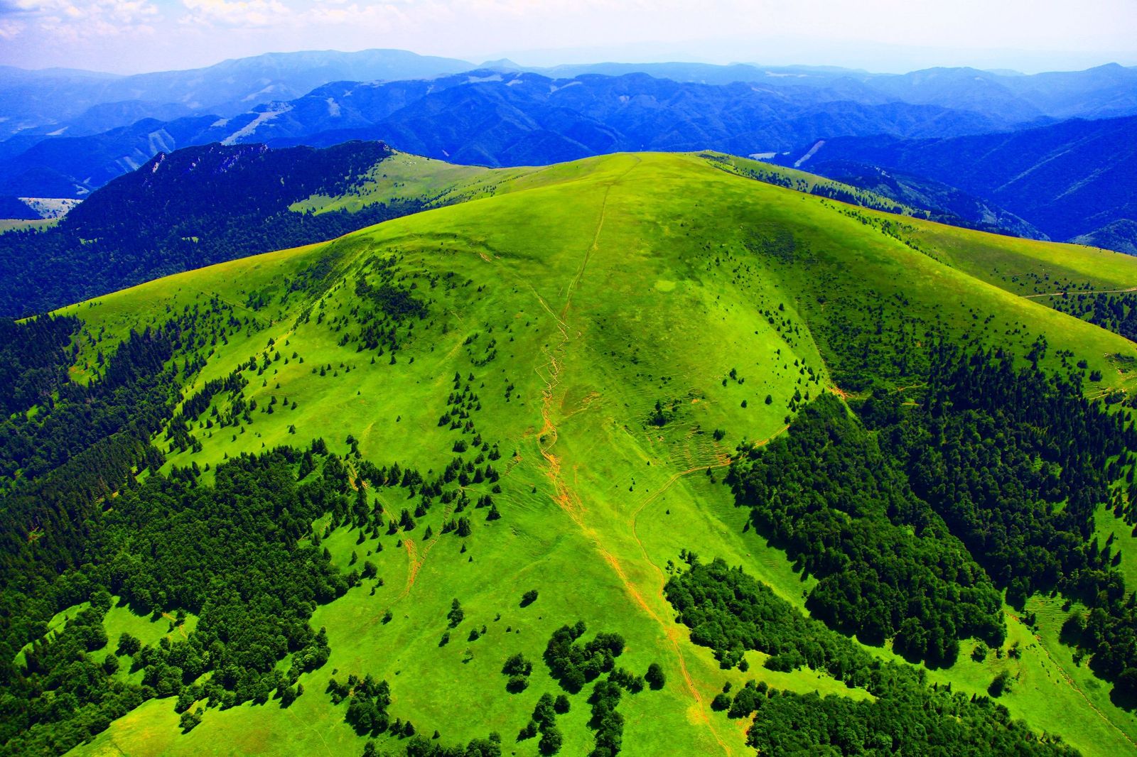 Pohľad z lietadla na vrch Krížna vo Veľkej Fatre počas vyhliadkového letu – horské hrebene a doliny z vtáčej perspektívy.
