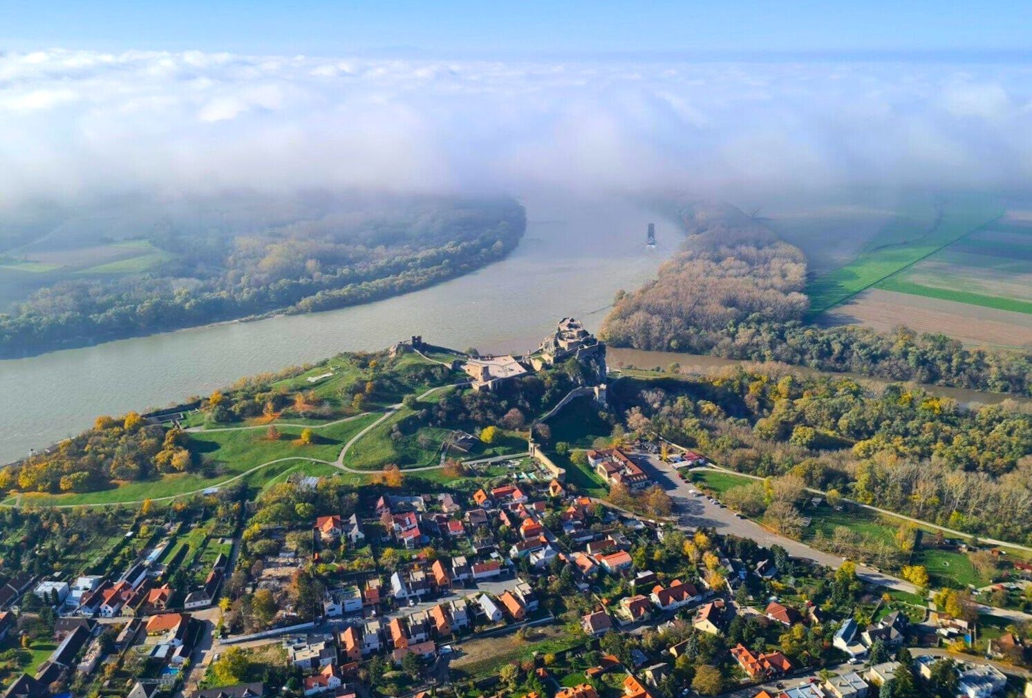 Letecký pohľad na hrad Devín a sútok riek z vyhliadkového letu.