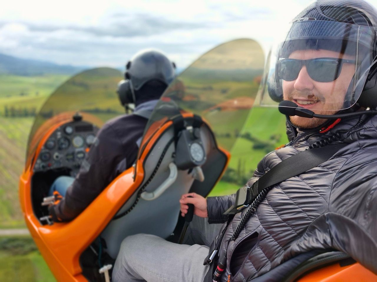 Zážitkový let vírnikom – otvorený výhľad a kompaktné lietadlo s rotorom vo vzduchu.