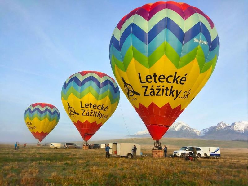Vyhliadkový let balónom pri východe slnka ako romantický darček pre mamu