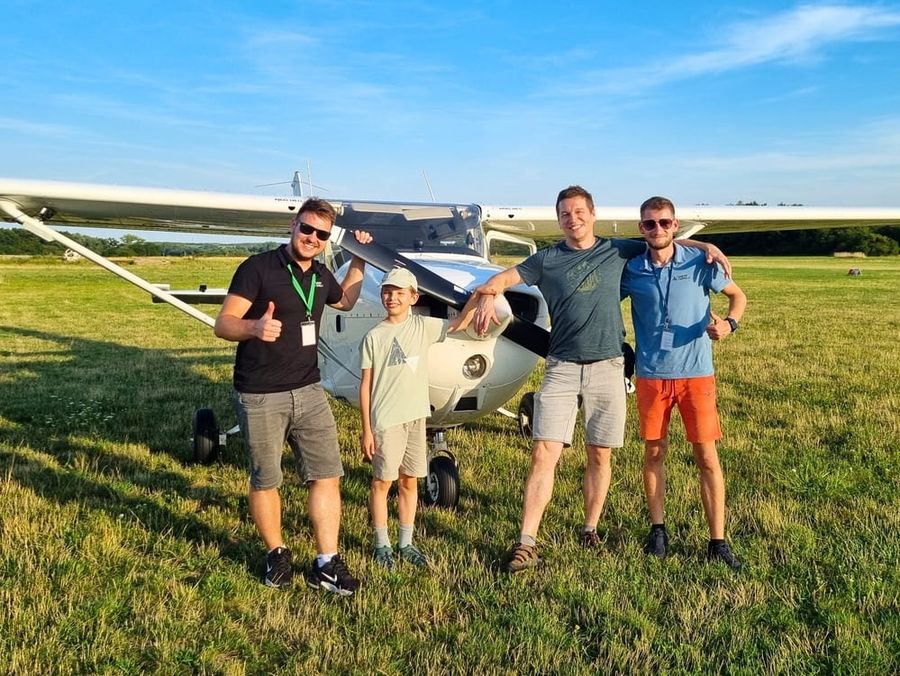 Darček pre otca – spokojný otec so synom po zážitkovom lete lietadlom