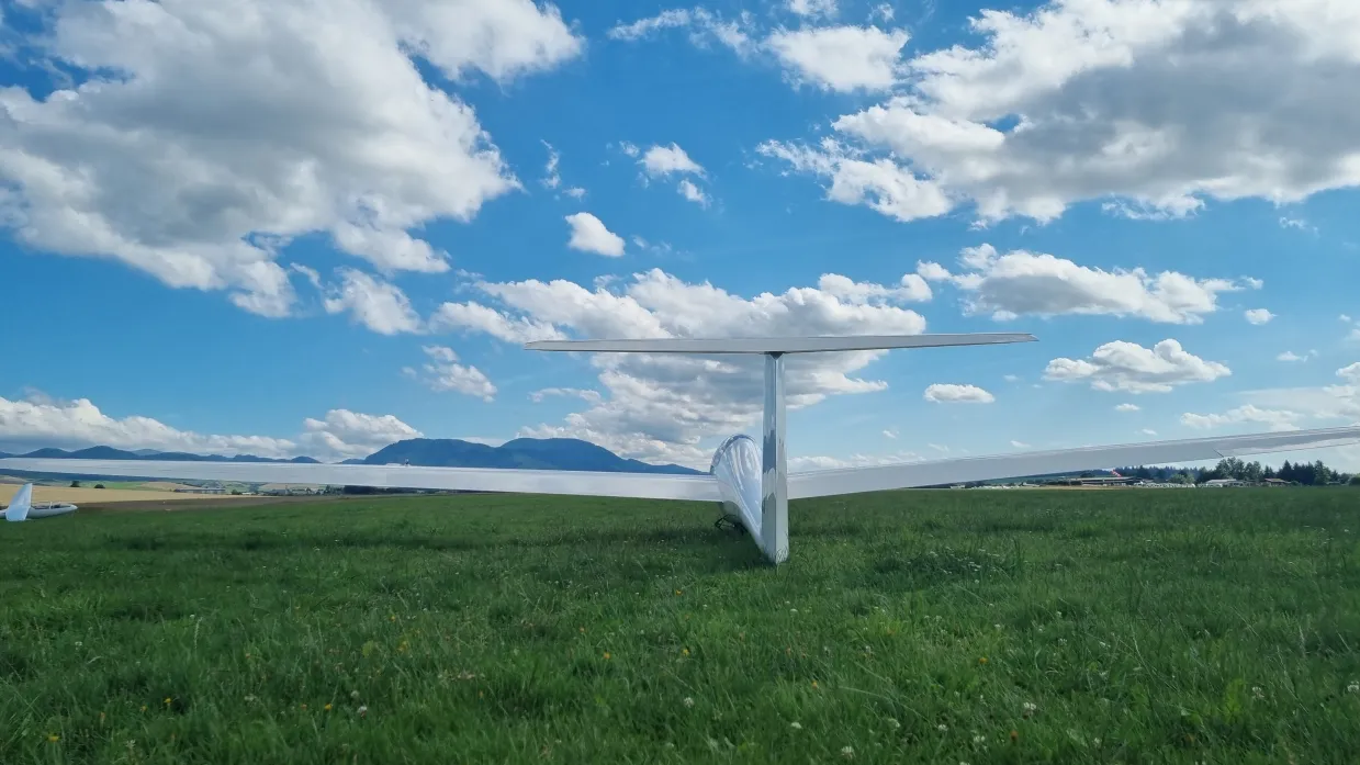 Aký je rozdiel medzi letom vetroňom a lietadlom?