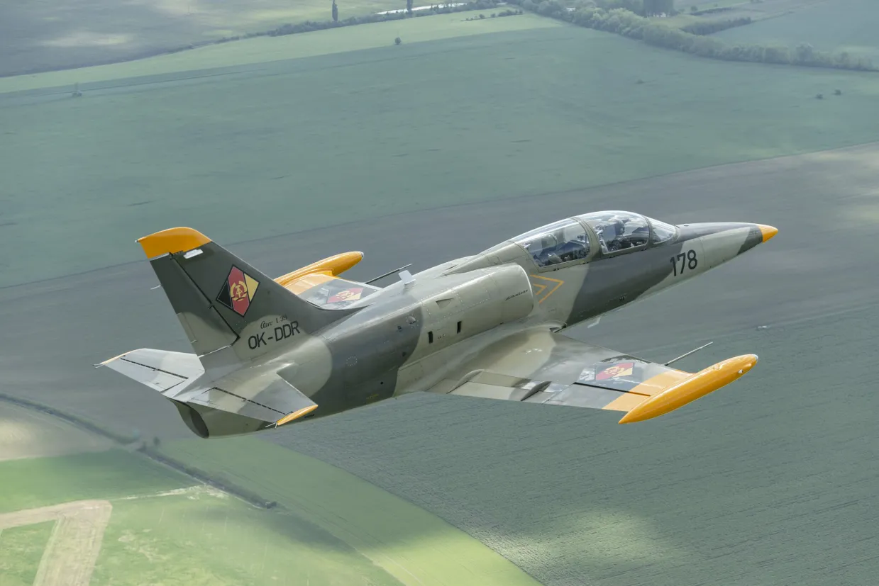 Let stíhačkou L-39 Albatros Brno-7