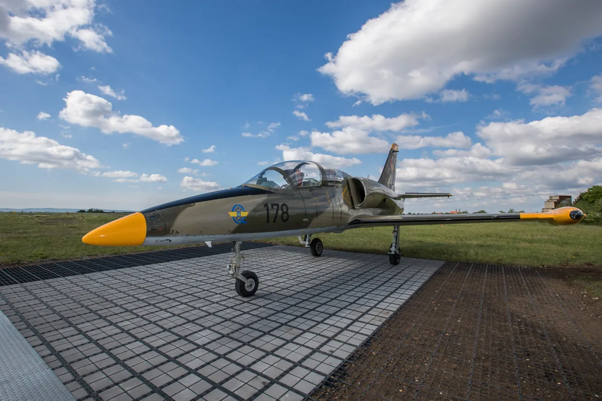Let stíhačkou L-39 Albatros Brno-9