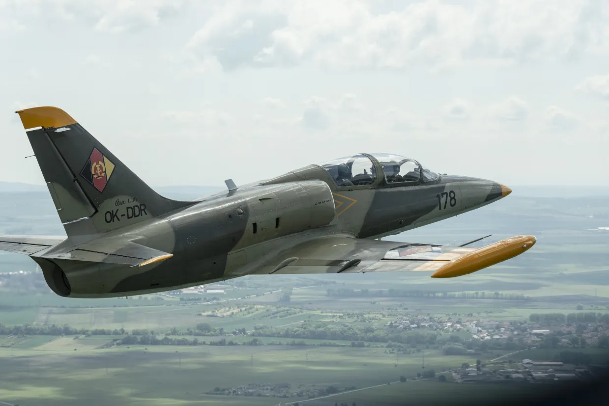 Let stíhačkou L-39 Albatros Brno-11