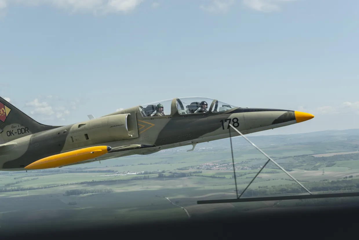 Let stíhačkou L-39 Albatros Brno-8