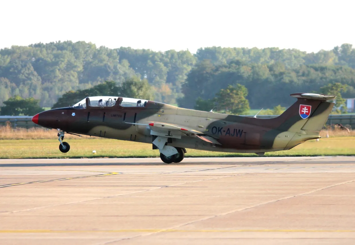 Let stíhačkou L-29 Delfín Brno-4