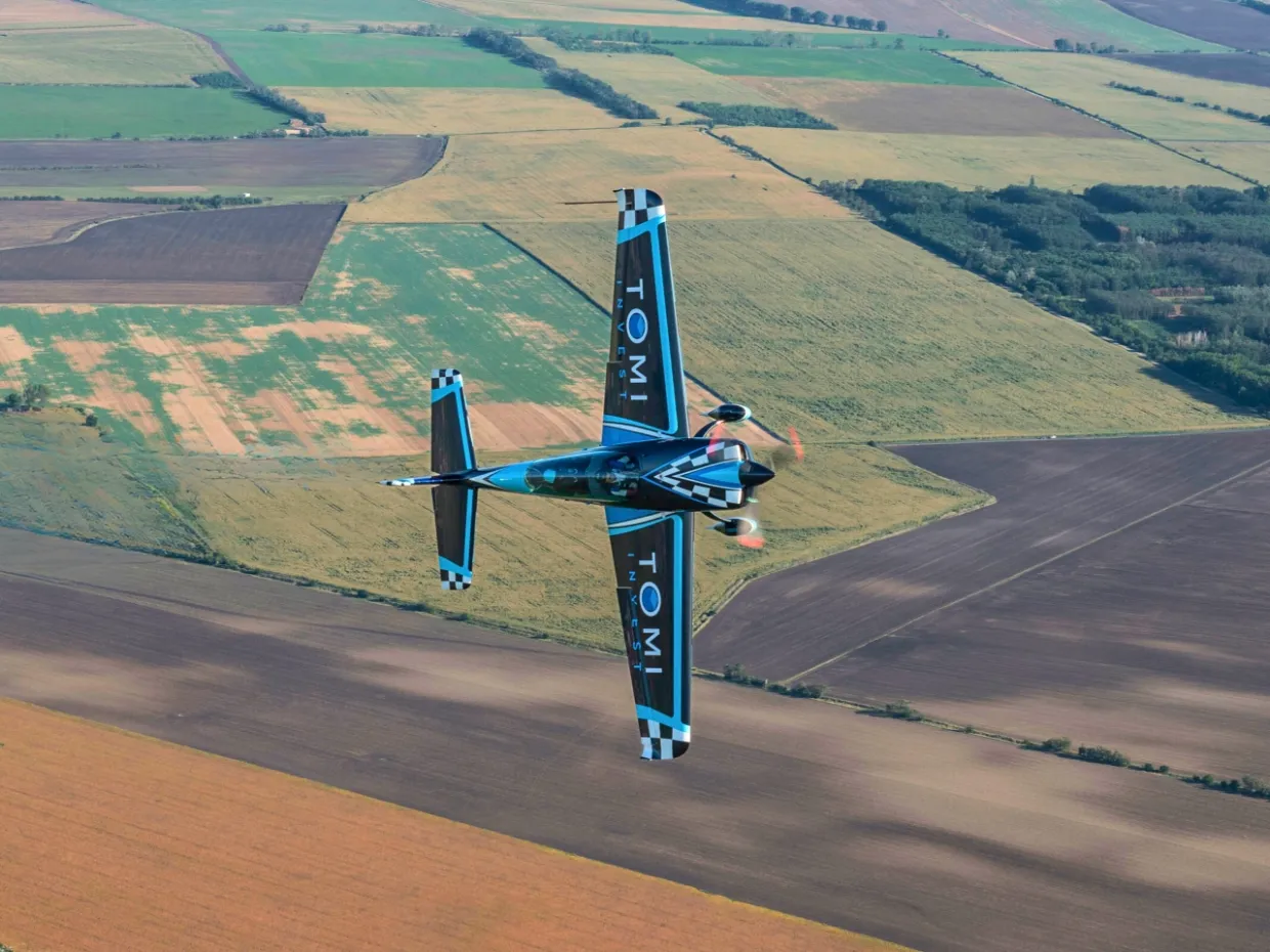 Let akrobatickým špeciálom Extra 330LT Brno-3