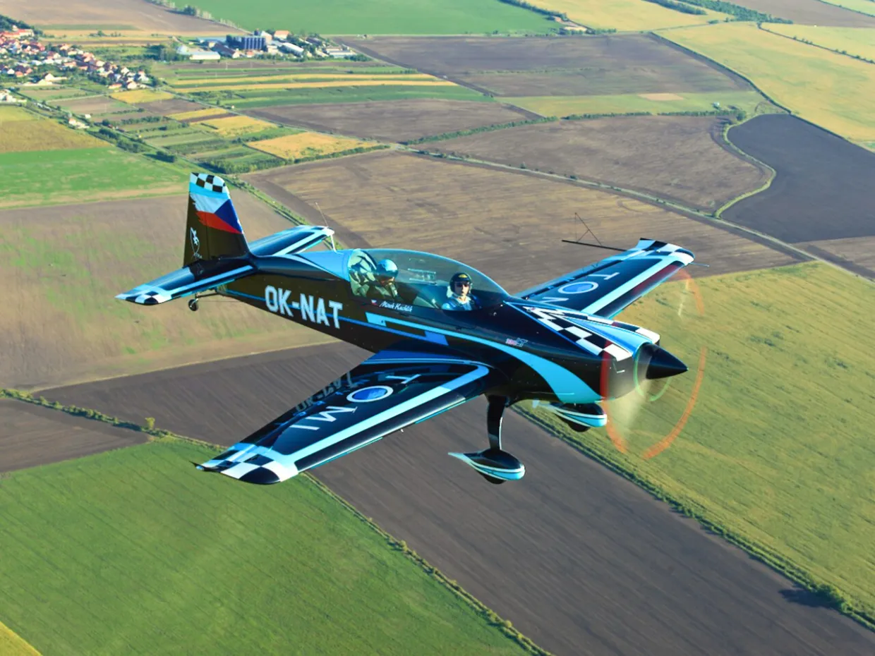 Let akrobatickým špeciálom Extra 330LT Brno-8