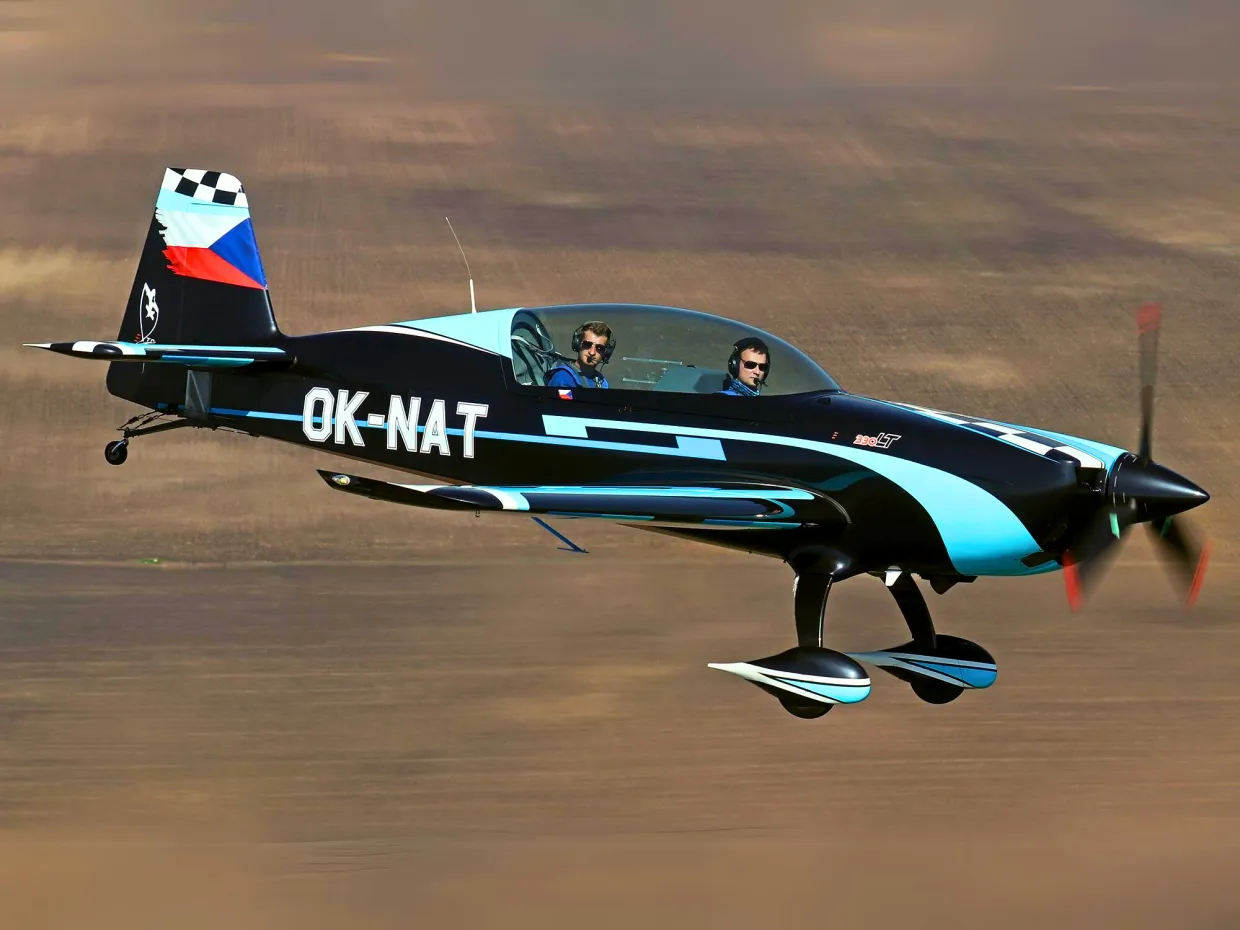 Let akrobatickým špeciálom Extra 330LT Brno-4