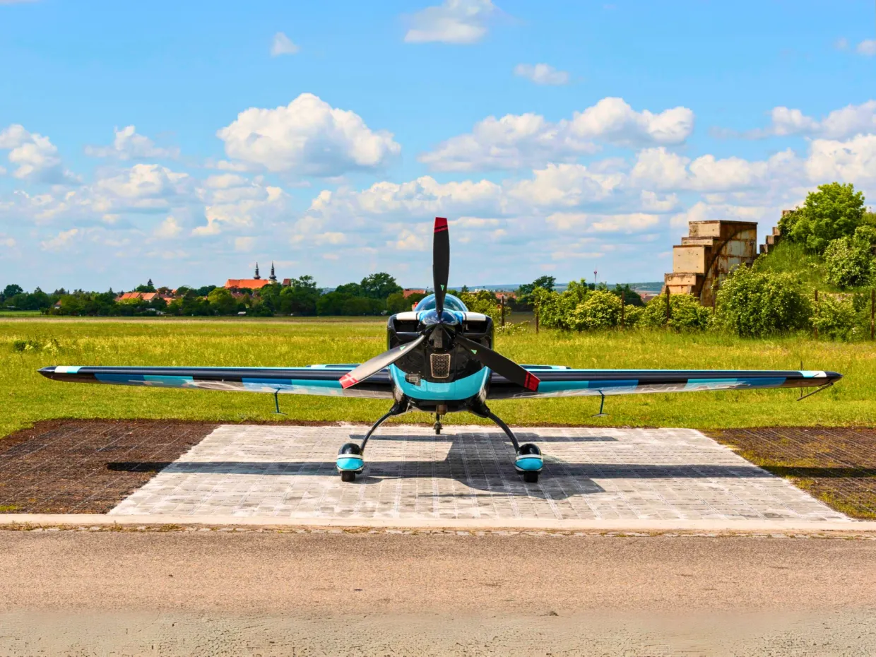 Let akrobatickým špeciálom Extra 330LT Brno-6