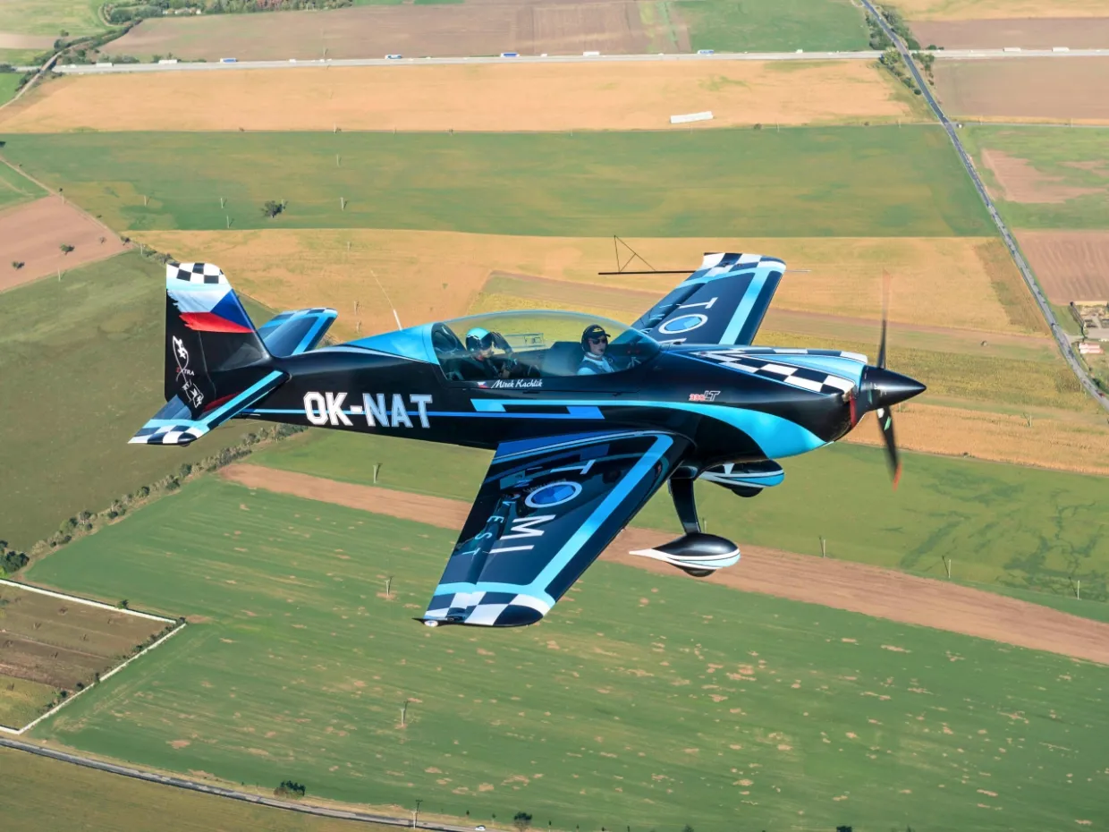 Let akrobatickým špeciálom Extra 330LT Brno-11