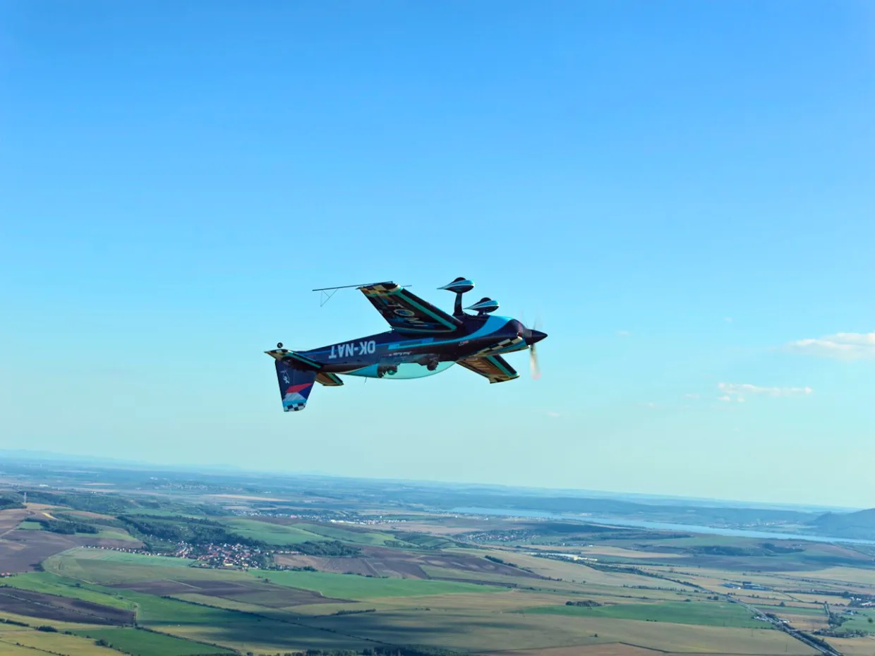 Let akrobatickým špeciálom Extra 330LT Brno-7