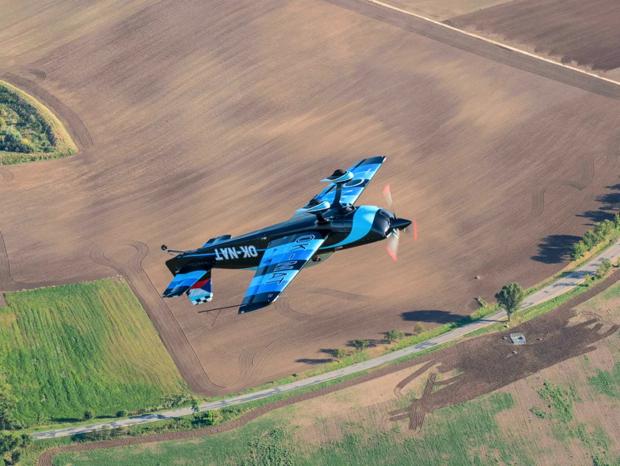 Let akrobatickým špeciálom Extra 330LT Brno-9