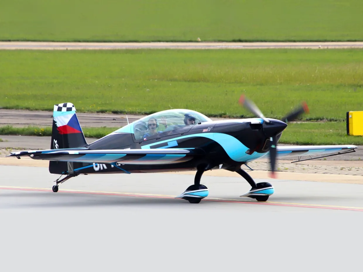 Let akrobatickým špeciálom Extra 330LT Brno-1