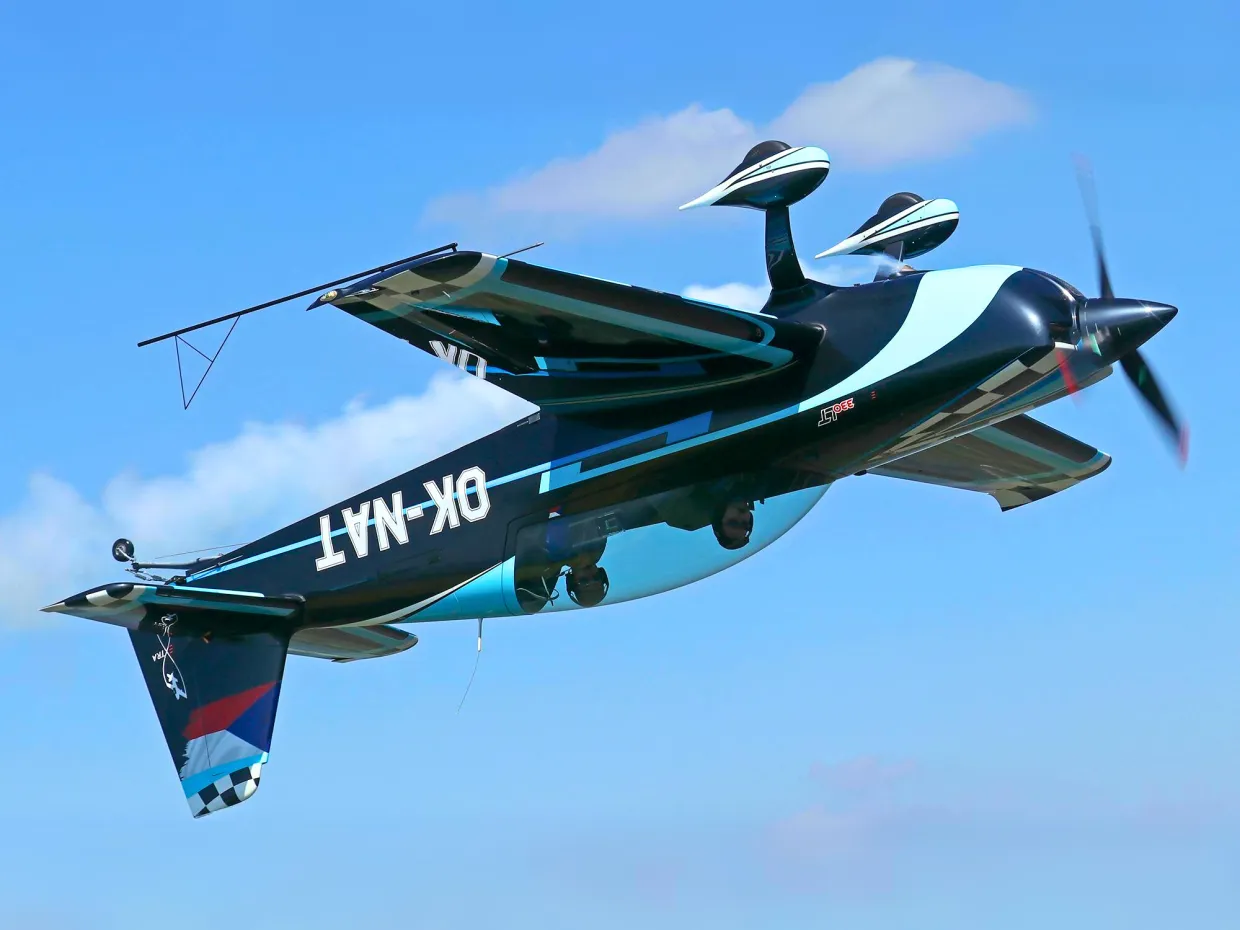 Let akrobatickým špeciálom Extra 330LT Brno-2