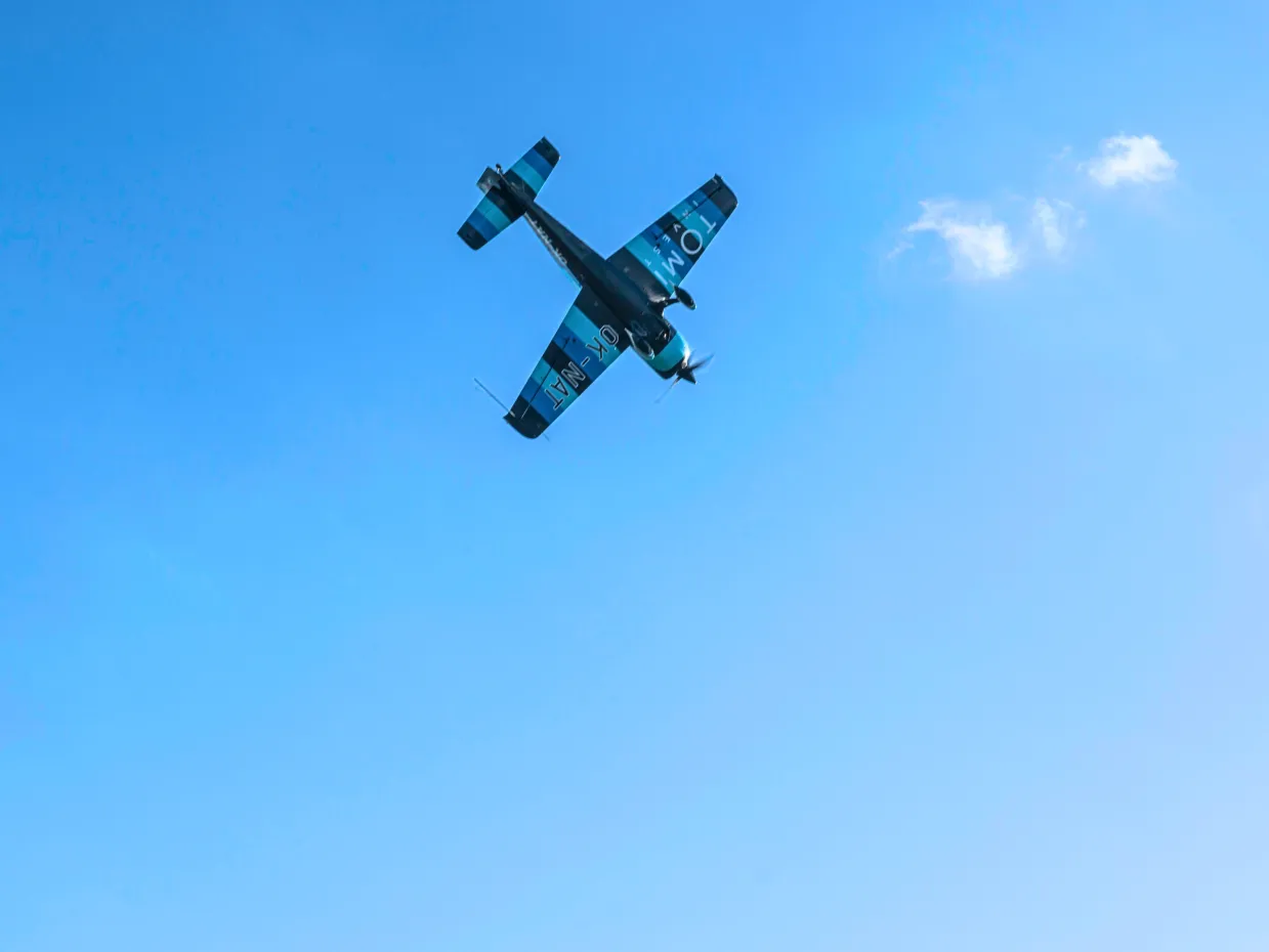 Let akrobatickým špeciálom Extra 330LT Brno-5