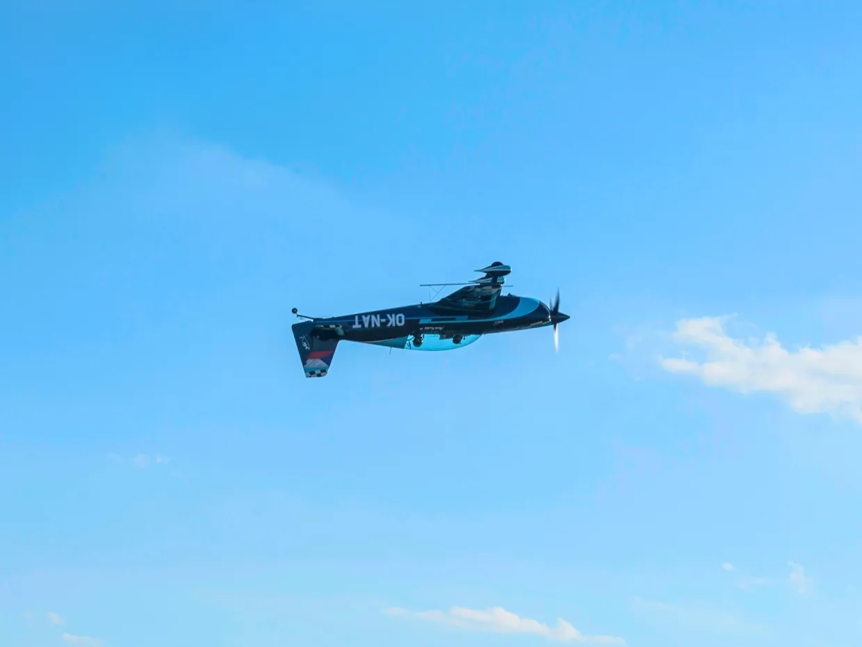Let akrobatickým špeciálom Extra 330LT Brno-10
