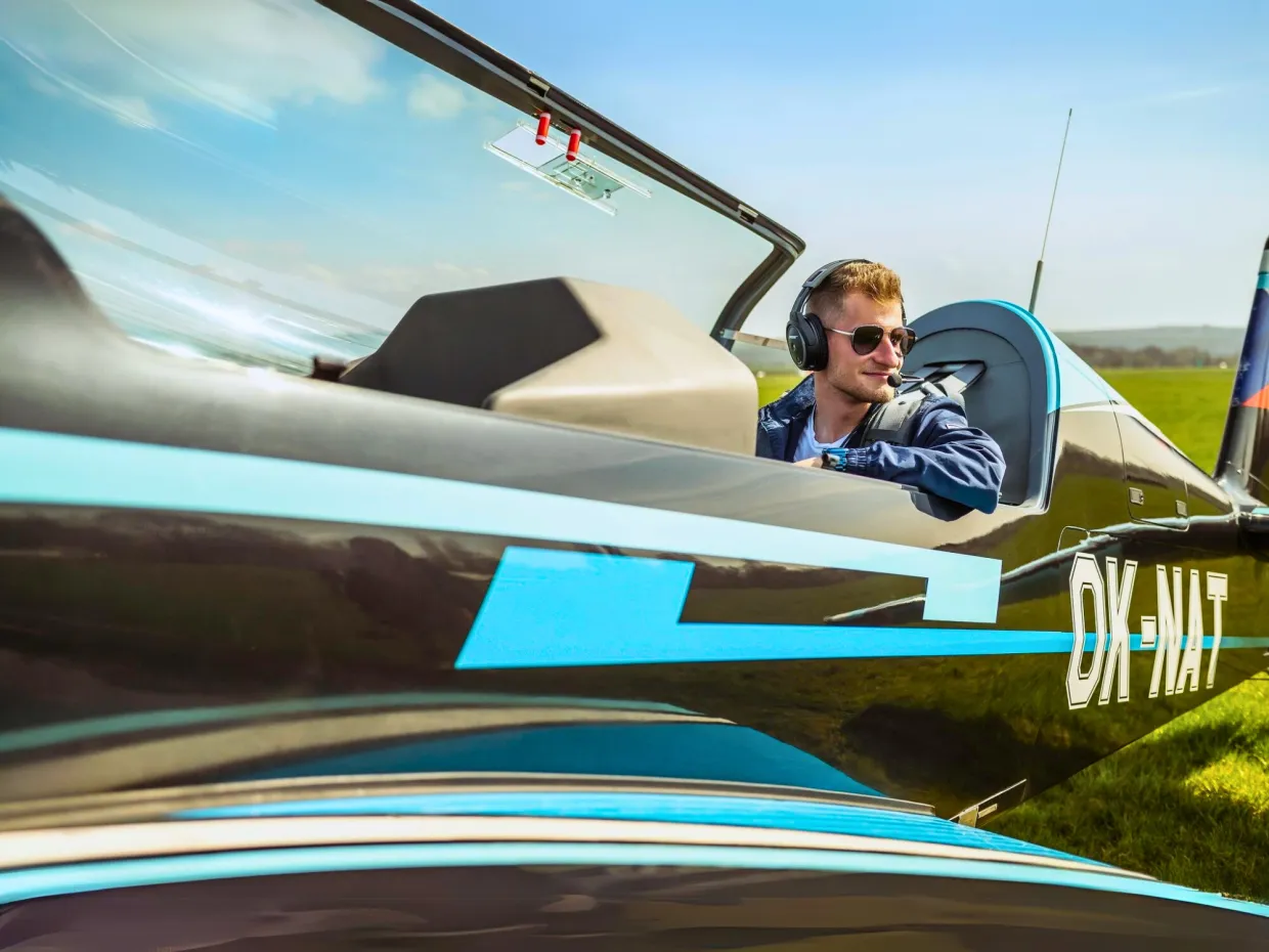 Let akrobatickým špeciálom Extra 330LT Brno-0