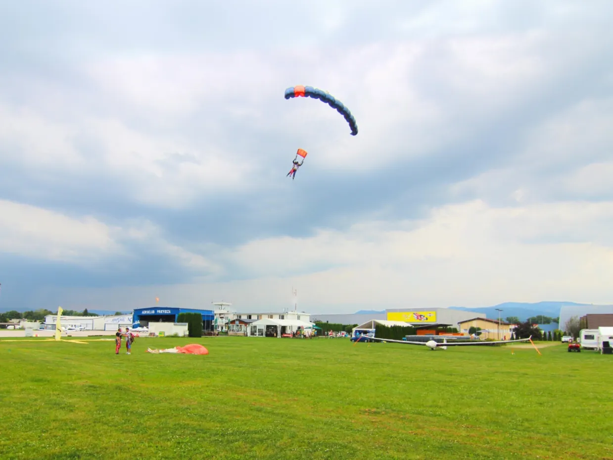 Tandemový zoskok s padákom Prievidza-5