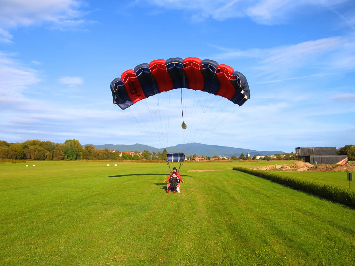 Tandemový zoskok s padákom Očová-8