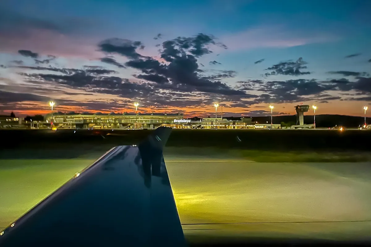 Nočný let pilotom lietadla na skúšku Bratislava-2