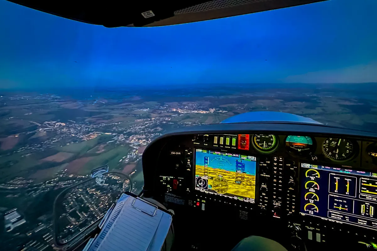 Nočný let pilotom lietadla na skúšku Bratislava-3