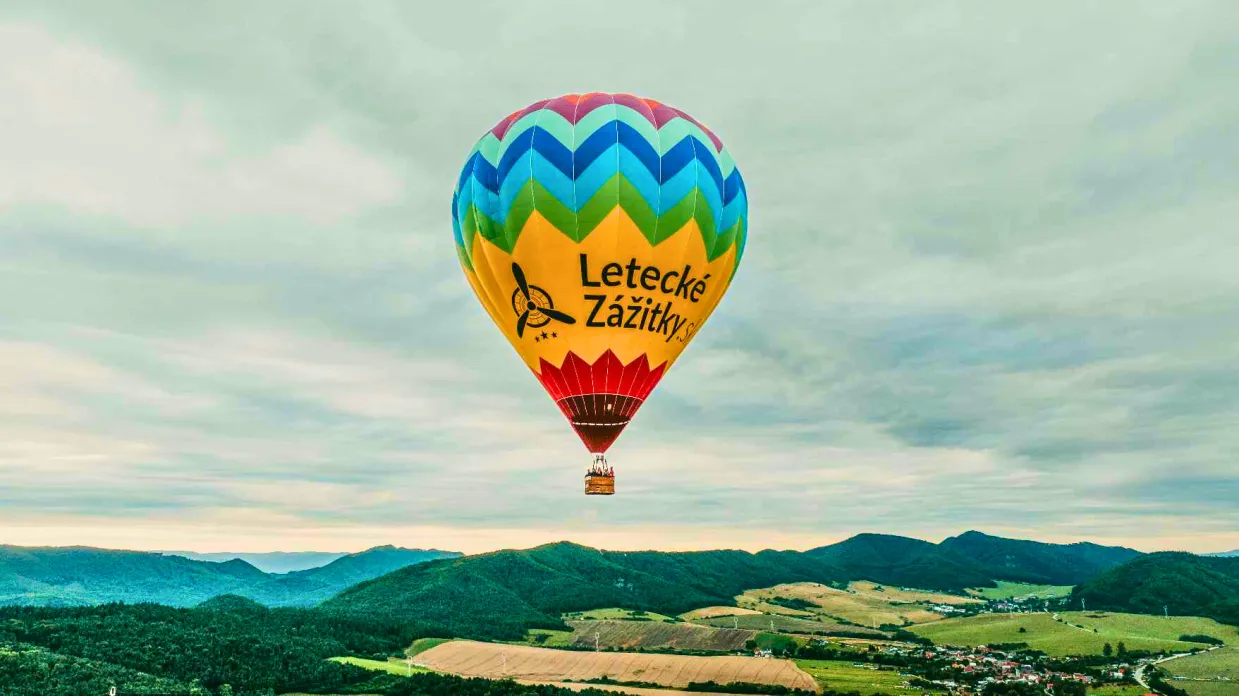 🎈 Let balónom nad Západným Slovenskom – objavte ticho, výhľady a zážitok, na ktorý sa nezabúda