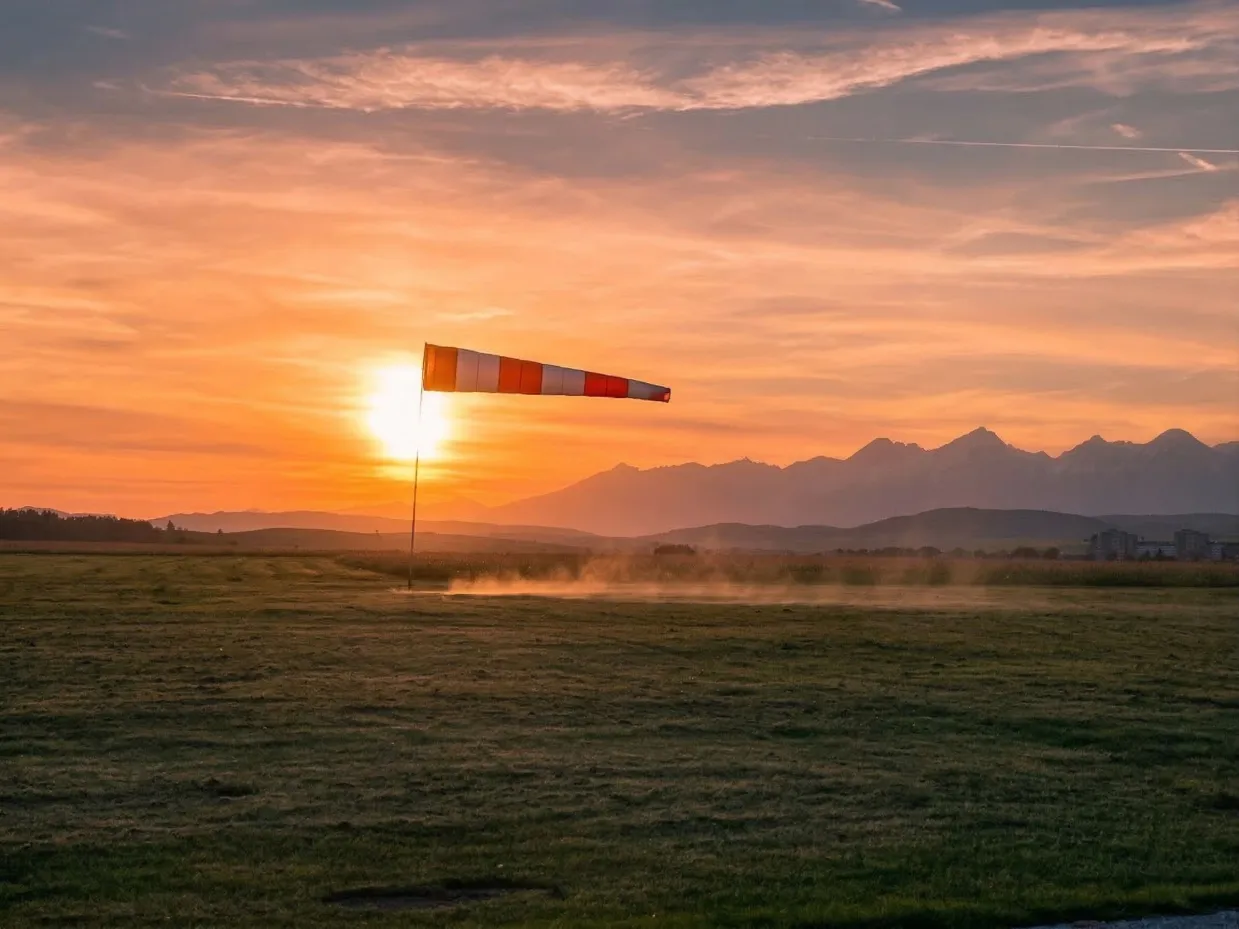 Prečo krásne slnečno neznamená vždy „letové počasie“ (a ako chránime vašu bezpečnosť)
