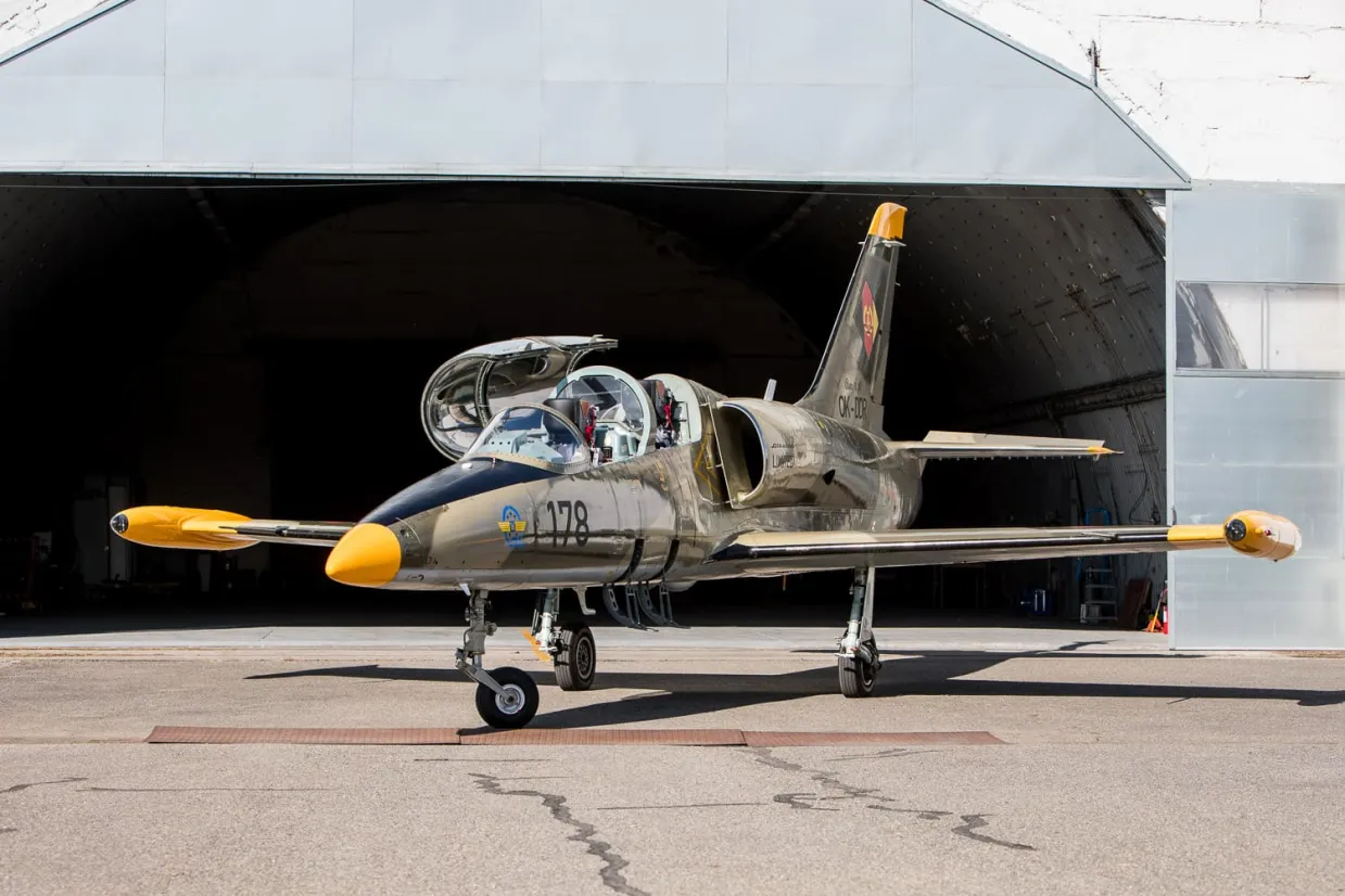 Let stíhačkou L-39 Albatros Brno-10