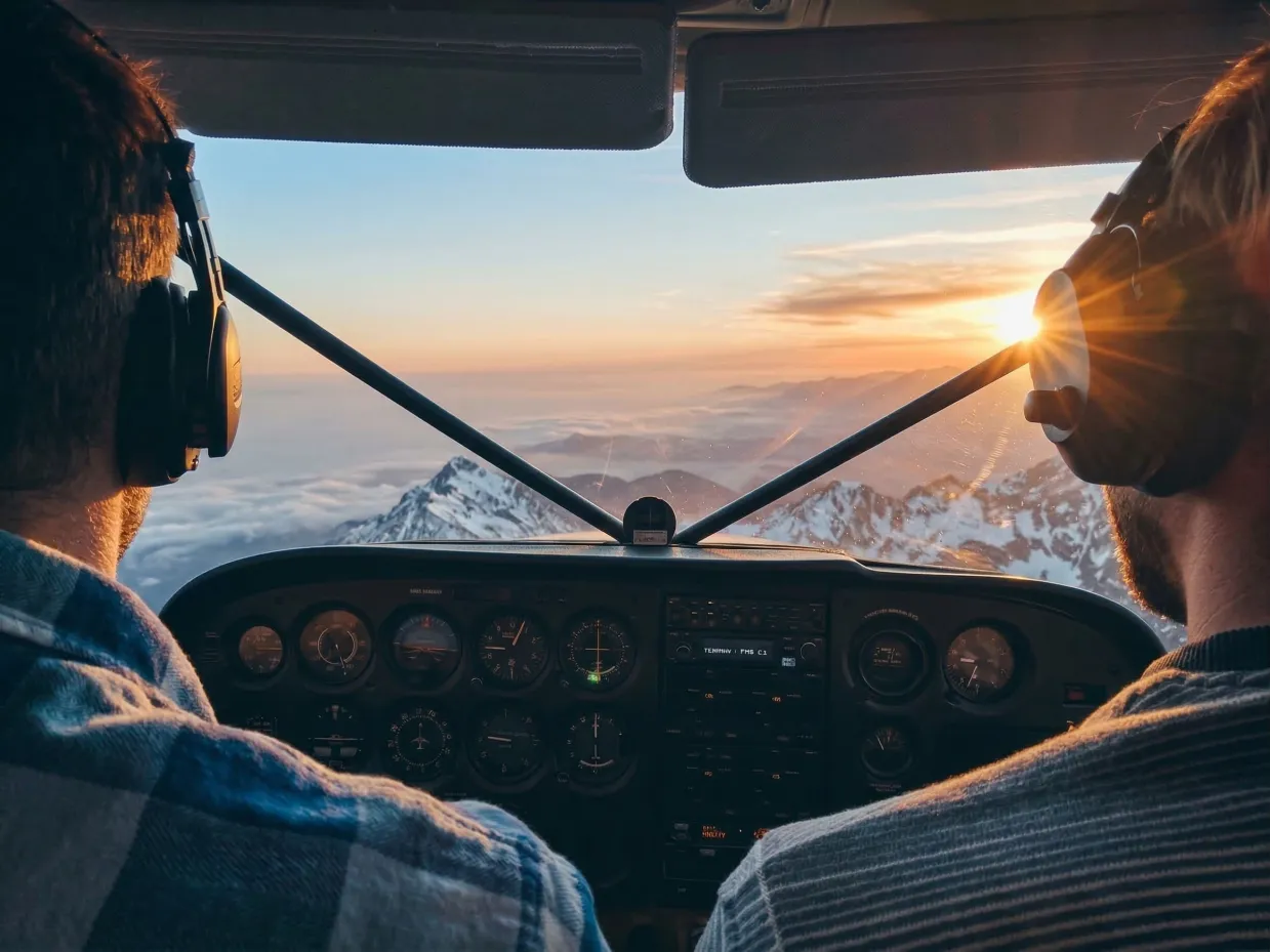 Pasažier drží barany a pilotuje lietadlo nad Vysokými Tatrami