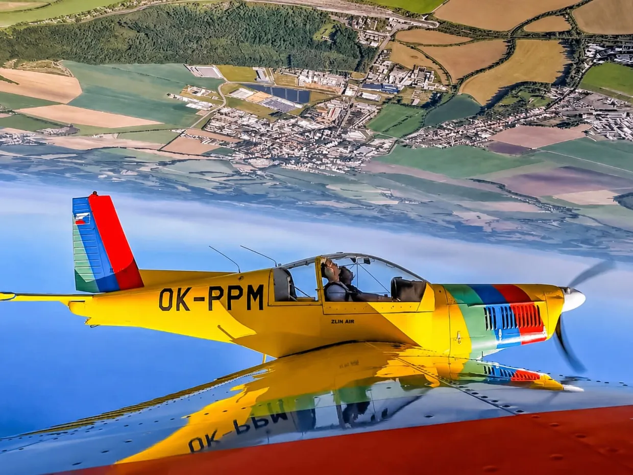 Akrobatický let lietadlom – výkruty, premety a let dolu hlavou