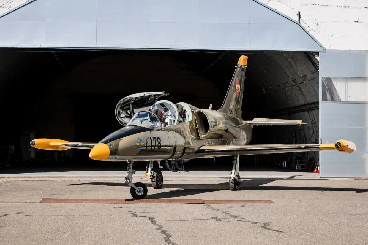 Let stíhačkou L-39 Albatros Brno-9