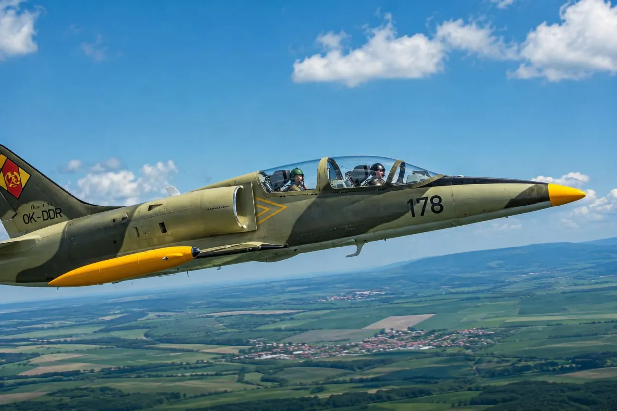 Let stíhačkou L-39 Albatros Brno-11
