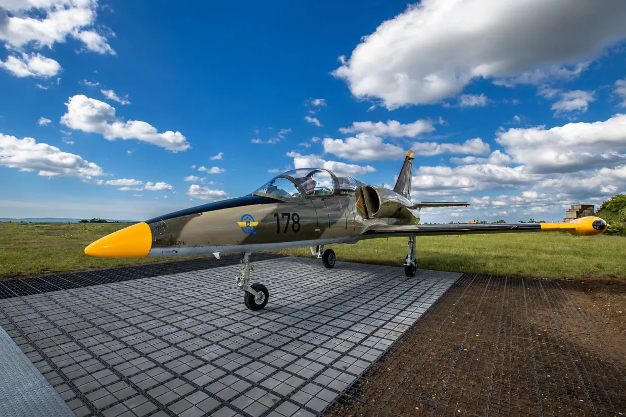 Let stíhačkou L-39 Albatros Brno-12