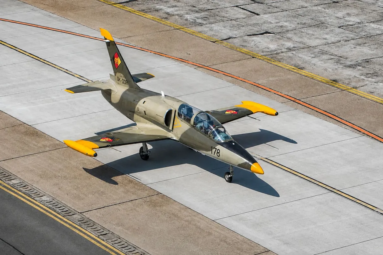 Let stíhačkou L-39 Albatros Brno-14