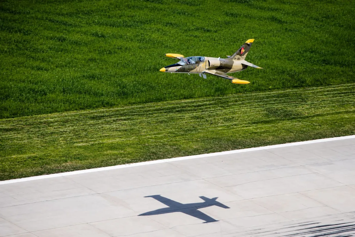 Let stíhačkou L-39 Albatros Brno-10