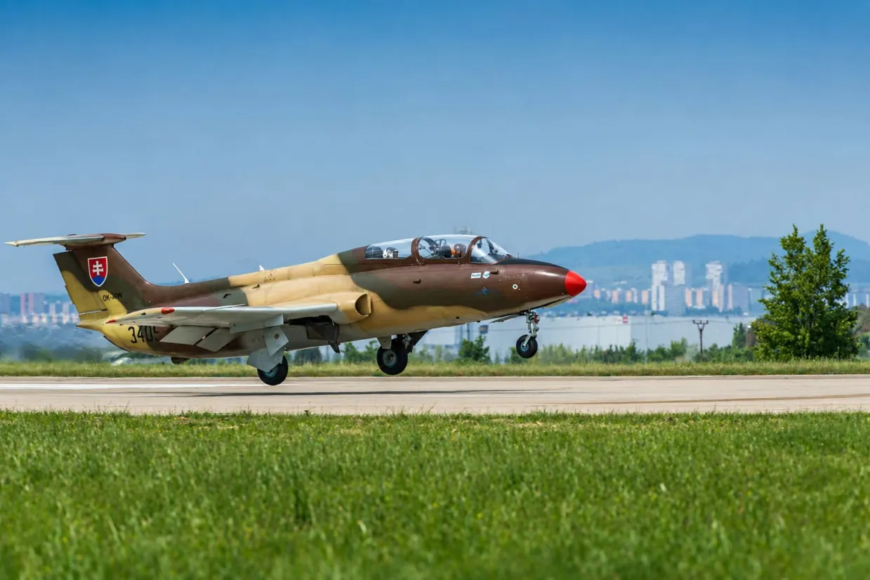 Let stíhačkou L-29 Delfín Brno-7