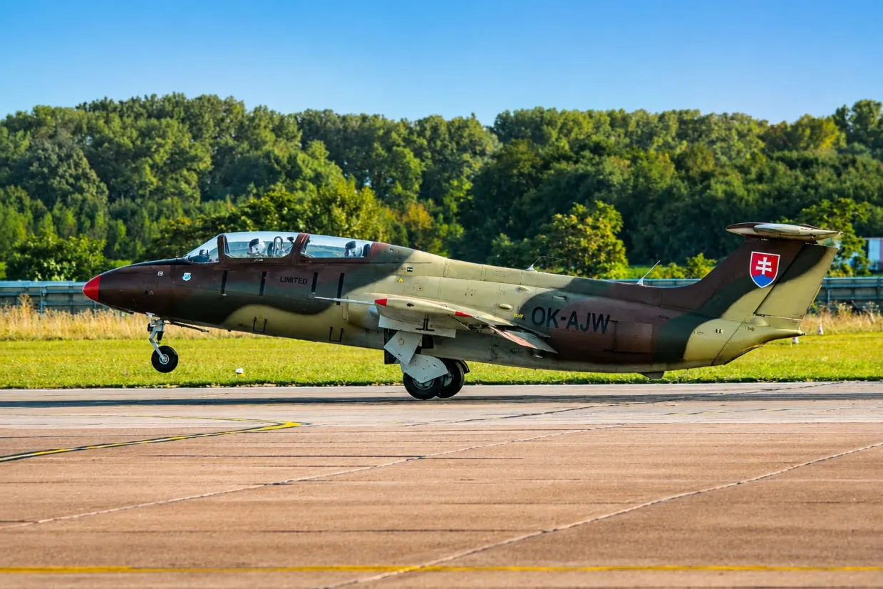 Let stíhačkou L-29 Delfín Brno-4