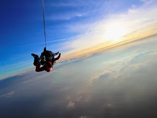 Tandemový zoskok s padákom: Adrenalínová výzva v oblakoch