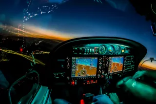 Nočný let pilotom lietadla na skúšku