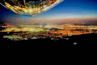 Nočný zážitkový let lietadlom: čo uvidíte, kedy je najkrajší a ako spraviť top fotky