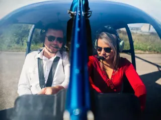 Darček na MDŽ, ktorý nezapadne prachom: letecké zážitky pre ženu podľa typu osobnosti