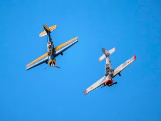 Akrobatický let lietadlom: ako si vybrať intenzitu (jemne vs. naplno) a spraviť z toho top zážitok