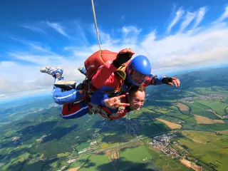Tandemový zoskok s padákom Senica